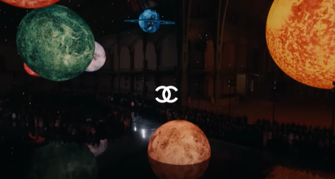 Défilé printemps-été 2026 : Matthieu Blazy rallume la galaxie Chanel