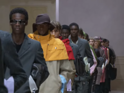 Prada Homme Hiver 2026 : la mode comme espace de tension intellectuelle