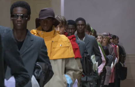 Prada Homme Hiver 2026 : la mode comme espace de tension intellectuelle