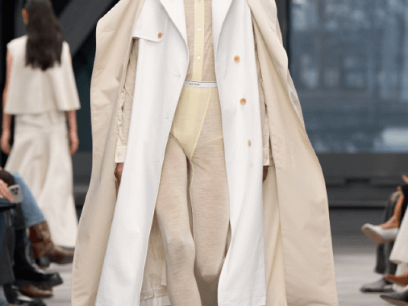 Calvin Klein Automne-Hiver 2026 : discipline formelle, mais déficit d’autorité