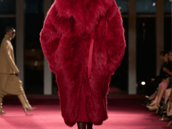 Michael Kors Automne-Hiver 2026 : le glamour comme stratégie de marque