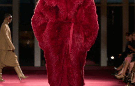 Michael Kors Automne-Hiver 2026 : le glamour comme stratégie de marque