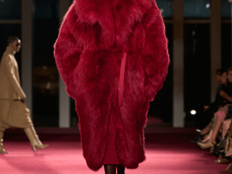 Michael Kors Automne-Hiver 2026 : le glamour comme stratégie de marque