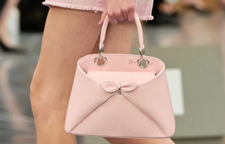 Dior lance son sac Cigale, hommage aux archives de la maison