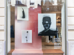 Maje transforme ses boutiques en parcours d&rsquo;exposition photo à Paris