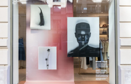 Maje transforme ses boutiques en parcours d&rsquo;exposition photo à Paris