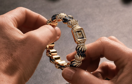 Cartier présente sa montre Myst, entre horlogerie et joaillerie