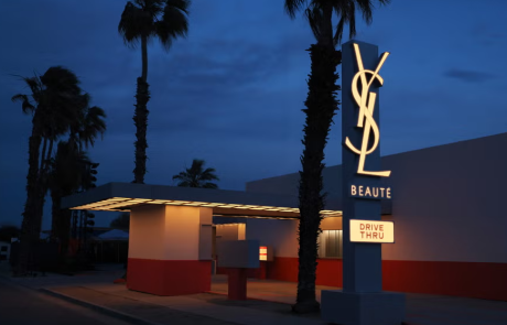 Saint Laurent Beauté à Coachella : une stratégie d’ancrage culturel sur le marché américain
