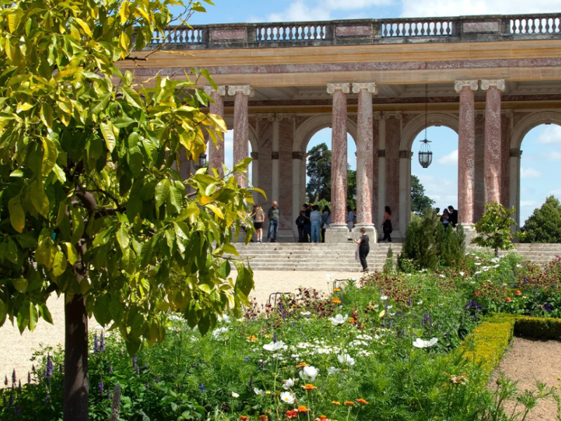 Derniers jours pour visiter le Jardin du Parfumeur à Versailles, imaginé par Maison Francis Kurkdjian