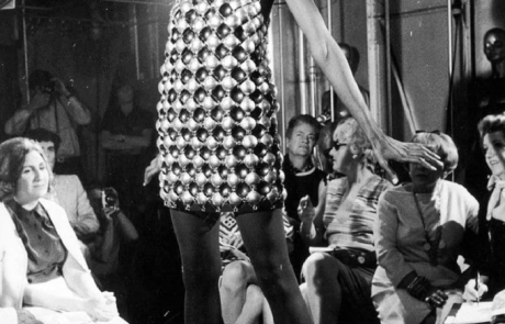 Les robes métalliques de Rabanne : l&rsquo;invention d&rsquo;une esthétique futuriste