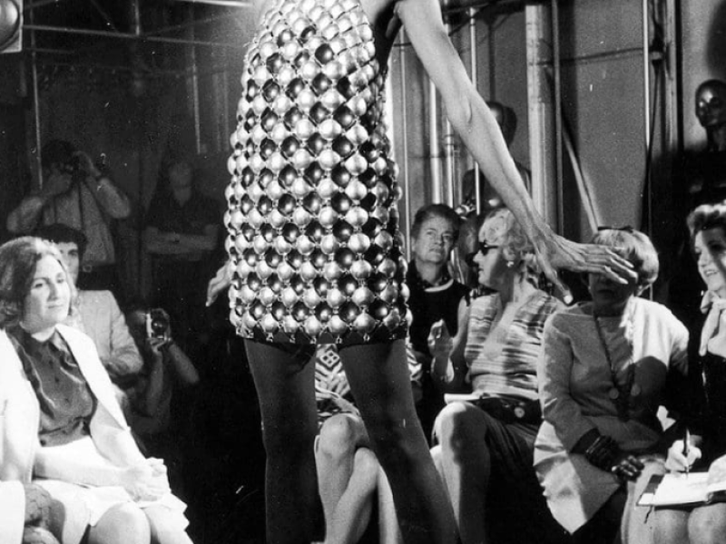 Les robes métalliques de Rabanne : l&rsquo;invention d&rsquo;une esthétique futuriste