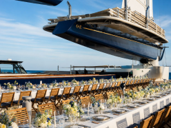 Louis Vuitton étoffe son offre d’hospitalité de luxe avec le concept Dinner Yacht Orient Express