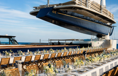 Louis Vuitton étoffe son offre d’hospitalité de luxe avec le concept Dinner Yacht Orient Express