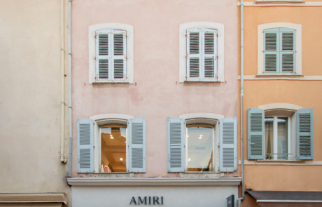 Pop-up store luxe été 2026 | AMIRI ouvre une boutique saisonnière à Saint-Tropez