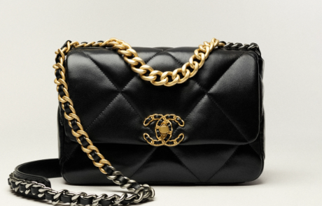 Le logo Chanel : histoire du double C devenu un symbole mondial