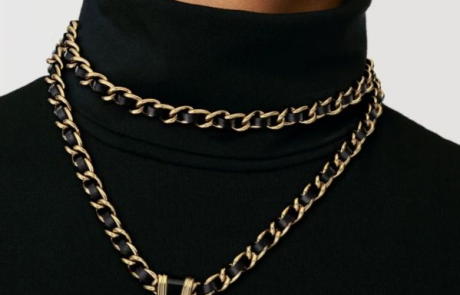 La chaîne Chanel : histoire d&rsquo;un détail fonctionnel devenu un code iconique de la maison