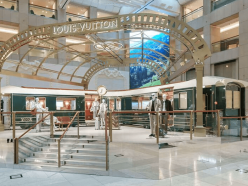Louis Vuitton installe un train-boutique éphémère à Hong Kong
