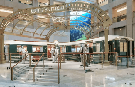 Louis Vuitton installe un train-boutique éphémère à Hong Kong