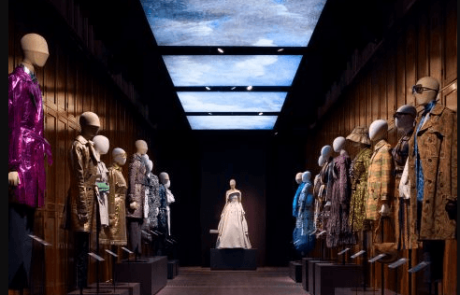 Burberry célèbre son trench avec une exposition au V&A de Londres