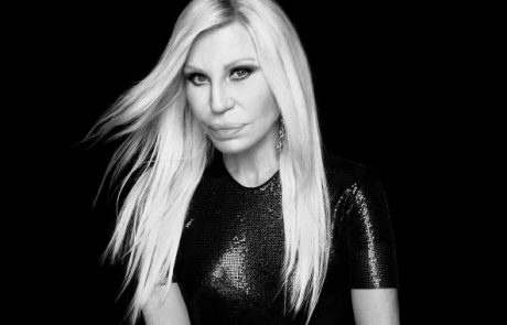 Donatella Versace lance une nouvelle marque avec Revolve
