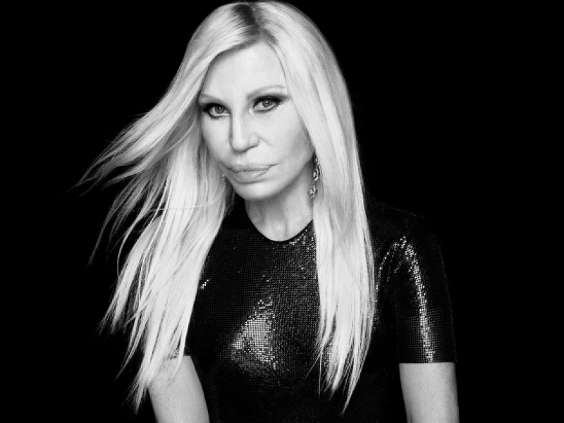 Donatella Versace lance une nouvelle marque avec Revolve