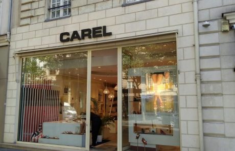 Carel fête ses 65 ans et revisite six modèles de chaussures