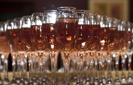 Les millennials, nouveaux amateurs de champagne rosé