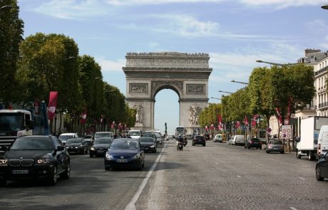 La boutique Dior pillée par des manifestants