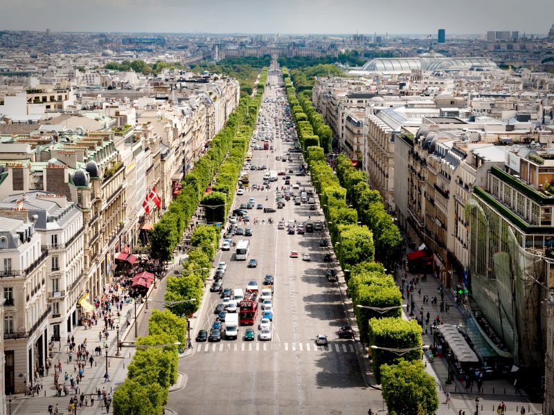 Chanel rend hommage à Paris aux Galeries Lafayette