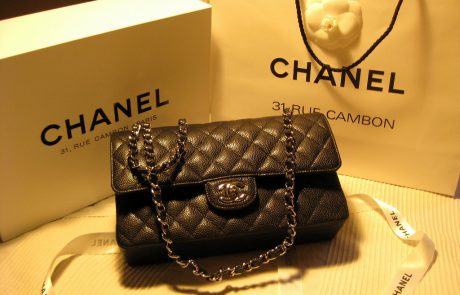 Chanel porte plainte contre des sites de luxe d’occasion