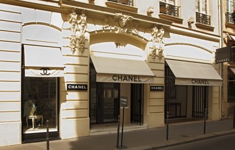 Chanel lève le voile sur son nouveau magasin parisien