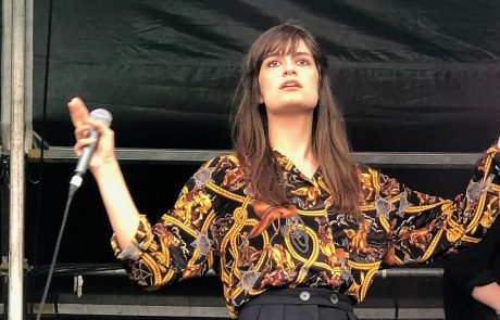 Clara Luciani, nouvelle égérie du sac Madame Chaine de Delvaux