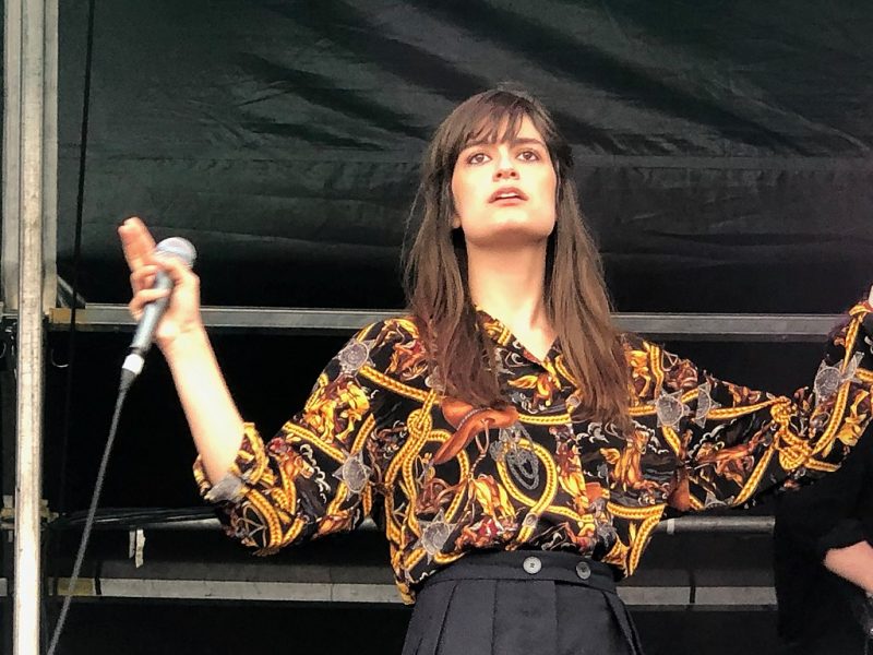 Clara Luciani, nouvelle égérie du sac Madame Chaine de Delvaux