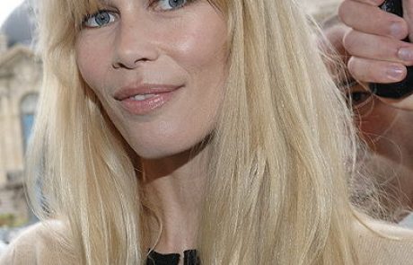 Claudia Schiffer devient égérie Ba&sh pour fêter les 15 ans de la marque