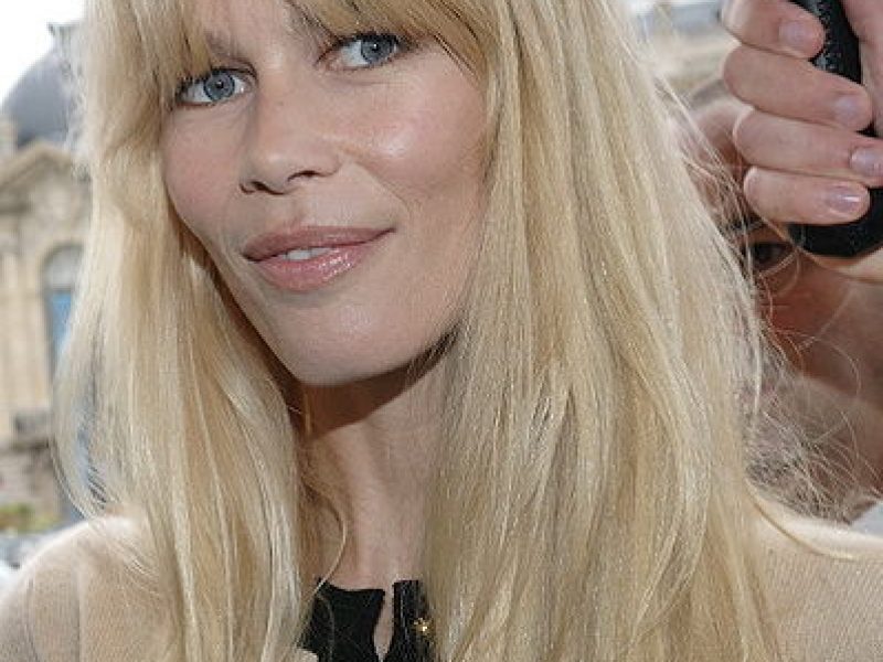 Claudia Schiffer devient égérie Ba&sh pour fêter les 15 ans de la marque