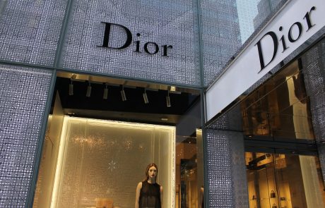 Dior par Roger Vivier : un livre phare sur la maison de couture et le chausseur