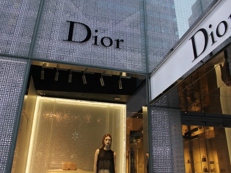 Dior par Roger Vivier : un livre phare sur la maison de couture et le chausseur