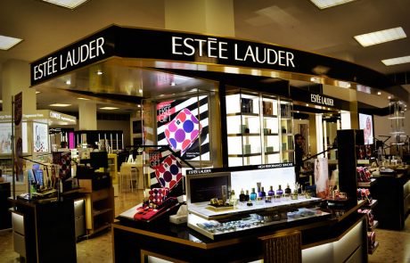 Baisse des bénéfices chez Estée Lauder suite aux troubles économiques mondiaux