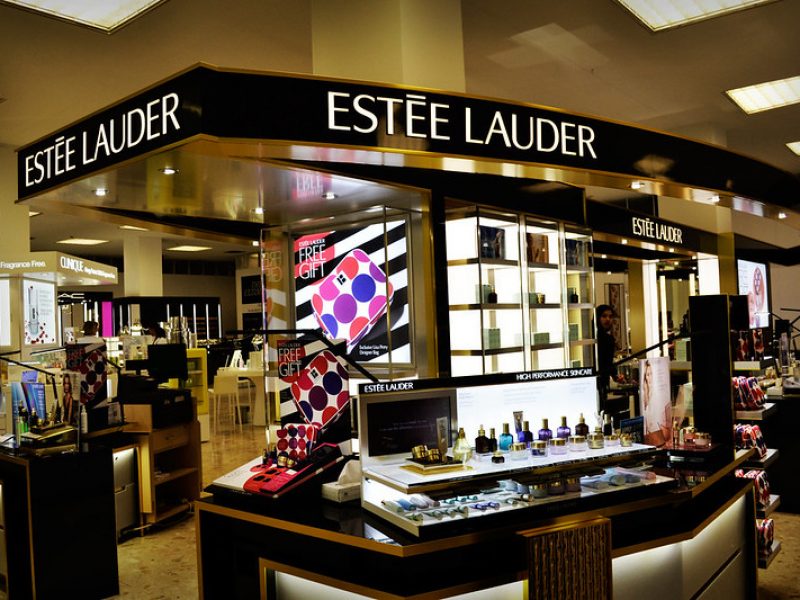 Baisse des bénéfices chez Estée Lauder suite aux troubles économiques mondiaux