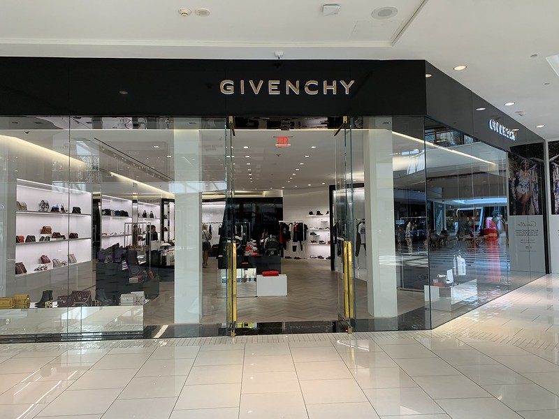 Thélios lance la fabrication des lunettes Givenchy