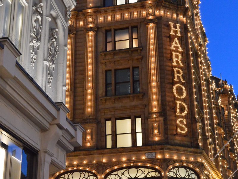 Harrods rhabillé en Dior pour les fêtes de fin d’année