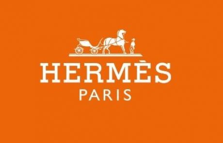 Hermès décline ses carrés de soie pour hommes
