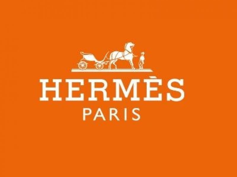 Hermès décline ses carrés de soie pour hommes