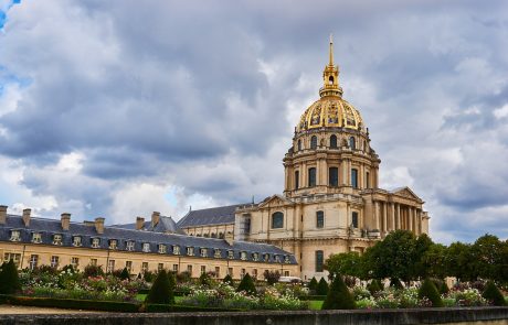 Hedi Slimane prépare son premier défilé pour Celine à l’Hôtel des Invalides