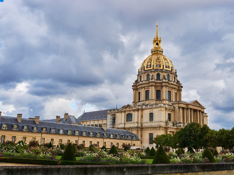 Hedi Slimane prépare son premier défilé pour Celine à l’Hôtel des Invalides