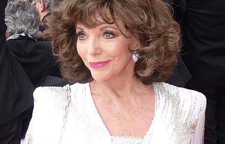 Valentino présente sa campagne de Noël avec sa nouvelle ambassadrice Joan Collins