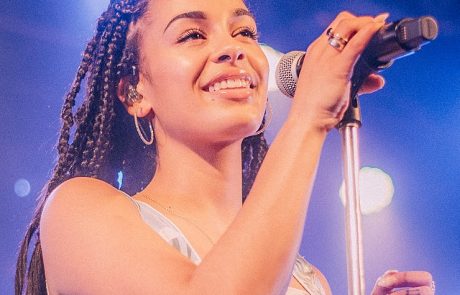 La chanteuse Jorja Smith est la nouvelle égérie Dior