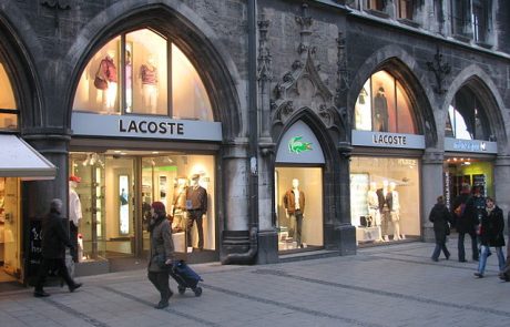 Lacoste : Mark Howard Thomas nommé directeur des défilés homme et des collaborations