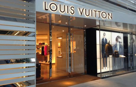 Louis Vuitton propose deux sacs connectés avec écrans flexibles