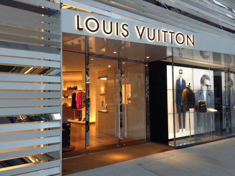 Louis Vuitton propose deux sacs connectés avec écrans flexibles